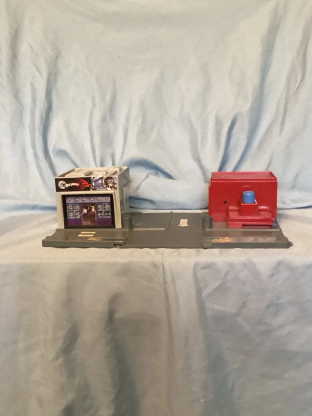 Hot Wheels 2007 Gray and Red Playset Accessory